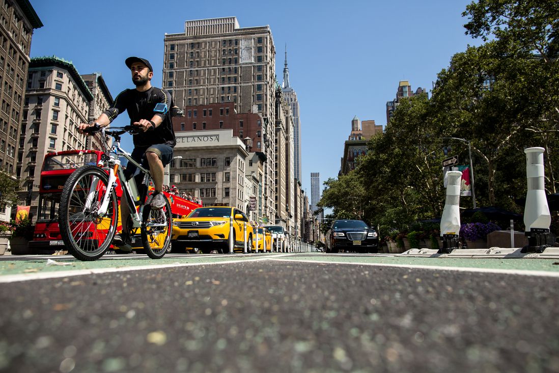 The newly-protected bike lane splits as 5th Avenue and Broadway cross in Manhattan's Flatiron neighborhood.</br>
